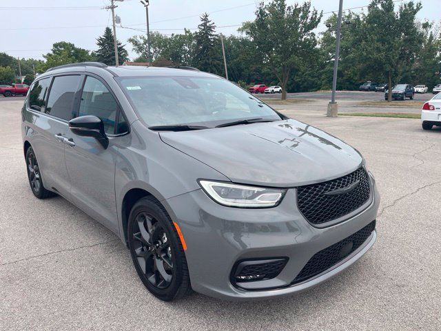 Used 2025 Chrysler Pacifica Limited FWD image 14