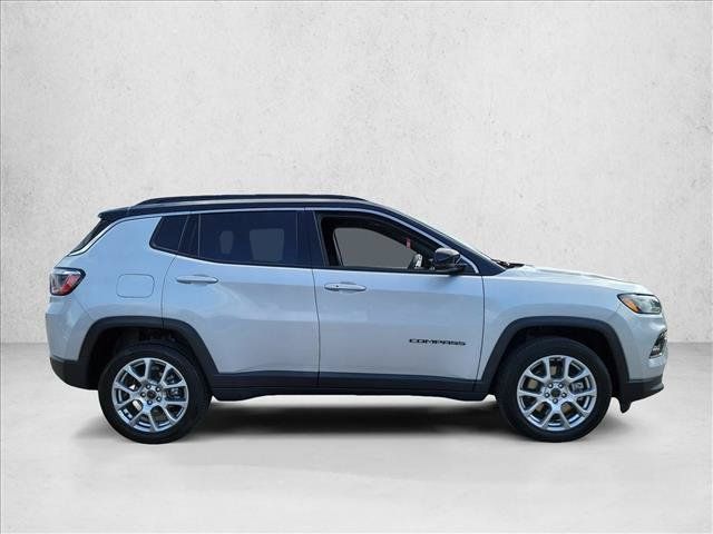 Used 2025 Jeep Compass Limited AWD/4WD image 4