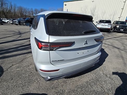 Used 2025 Mitsubishi Outlander SE image 5