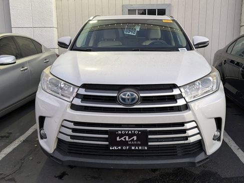 Used 2017 Toyota Highlander XLE image 2