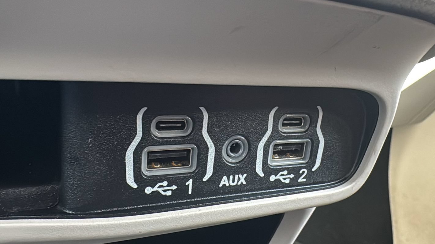 Used 2023 Chrysler Voyager LX FWD image 33