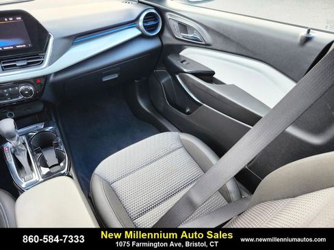 Used 2025 Chevrolet Trax LT w/ Driver Confidence Package image 15