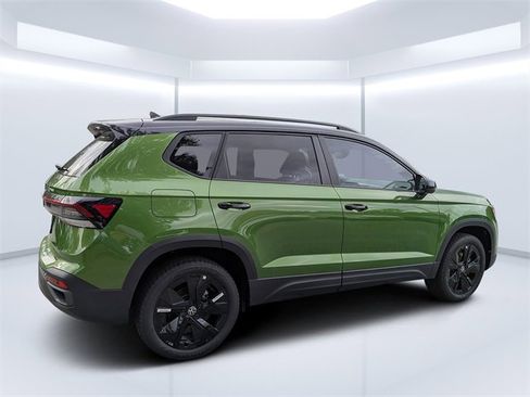 New 2026 Volkswagen Taos SE image 3