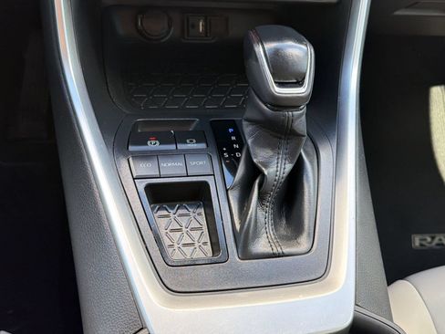 Used 2019 Toyota RAV4 XLE Premium w/ Cold Weather Package FWD image 18