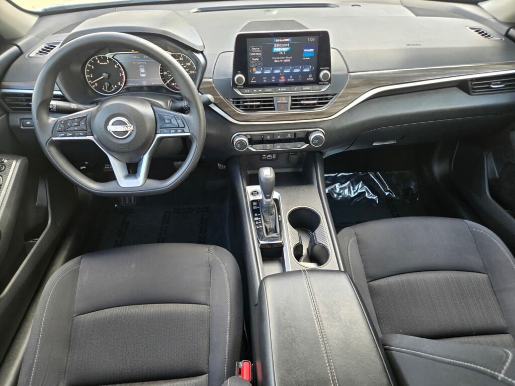 Used 2025 Nissan Altima 2.5 SV FWD image 10