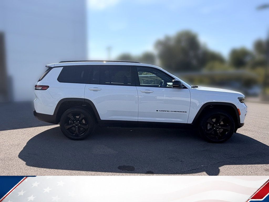 Used 2025 Jeep Grand Cherokee L Limited w/ Black Appearance Package AWD/4WD image 2
