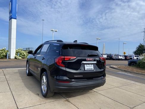 Used 2021 GMC Terrain SLE w/ Driver Convenience Package FWD image 9