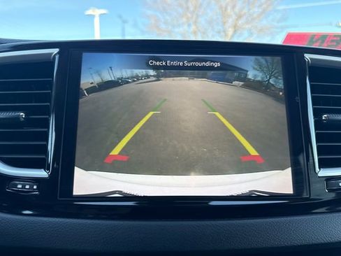 Used 2023 Chrysler Pacifica Touring-L FWD image 39