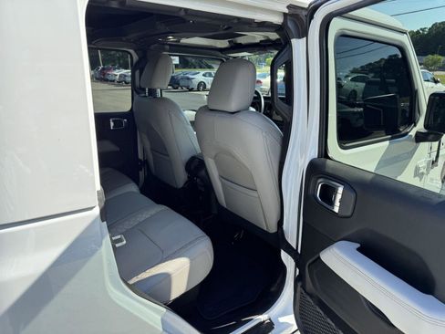 Used 2022 Jeep Gladiator Overland AWD/4WD image 12