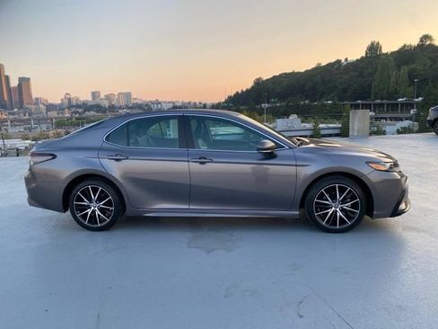 Used 2022 Toyota Camry SE FWD image 2