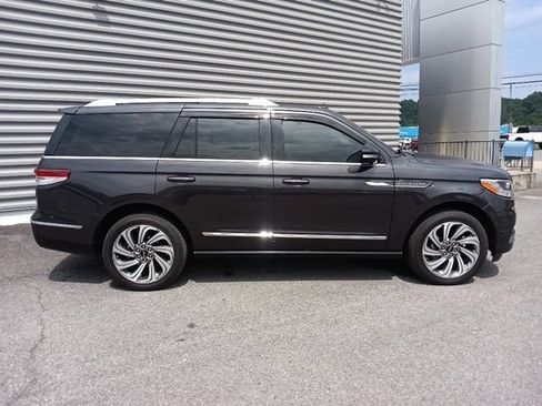 Used 2024 Lincoln Navigator Reserve AWD/4WD image 2