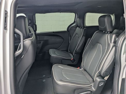 New 2026 Chrysler Pacifica Limited w/ S Appearance Package AWD/4WD image 18