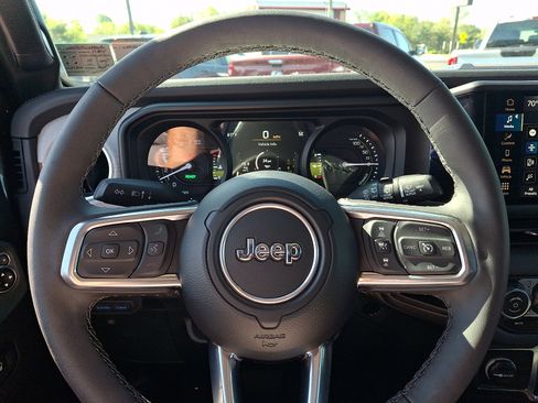 Used 2025 Jeep Wrangler Unlimited Sahara w/ Safety Group AWD/4WD image 18