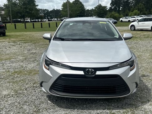 Used 2023 Toyota Corolla LE FWD image 2