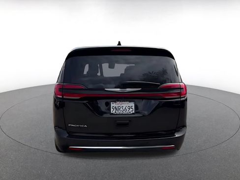 Used 2025 Chrysler Pacifica Select FWD image 10