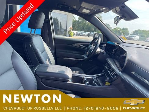 Used 2025 Chevrolet Traverse LT FWD image 8