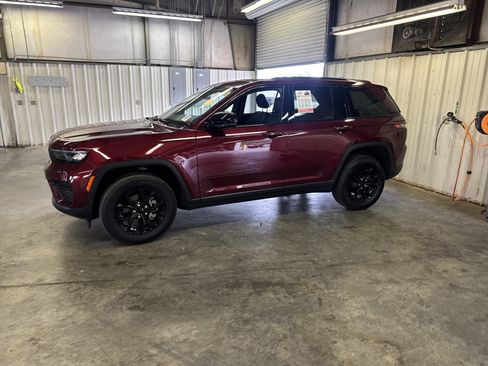 Used 2025 Jeep Grand Cherokee Altitude image 4