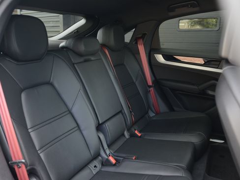 Used 2025 Porsche Cayenne Coupe AWD/4WD image 34