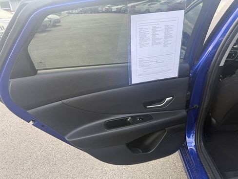 Used 2023 Hyundai Elantra SEL w/ Convenience Package image 30