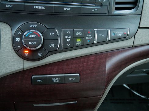 Used 2013 Toyota Sienna XLE image 23