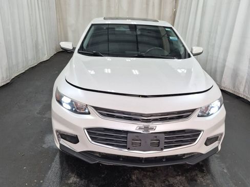 Used 2018 Chevrolet Malibu LT w/ Leather Package FWD image 2