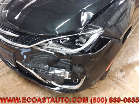 Used 2020 Chrysler Pacifica Touring-L image 17