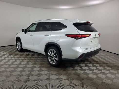 Used 2023 Toyota Highlander Limited FWD image 7