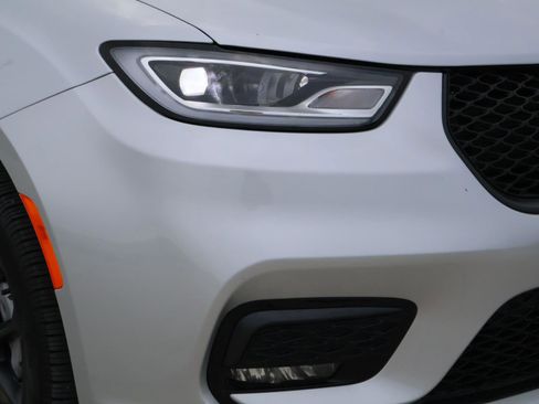 Used 2024 Chrysler Pacifica Limited w/ Uconnect Theater Family Group image 9