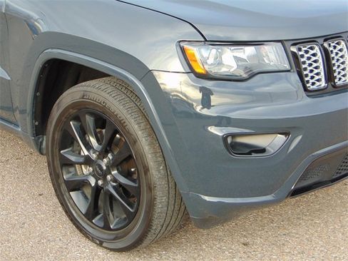 Used 2017 Jeep Grand Cherokee Altitude image 2