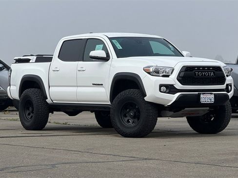 Certified 2023 Toyota Tacoma TRD Off-Road image 2