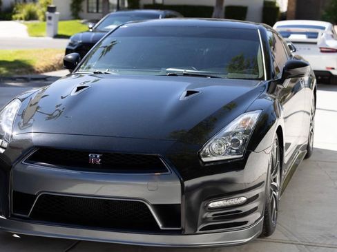 Used 2014 Nissan GT-R Premium image 2