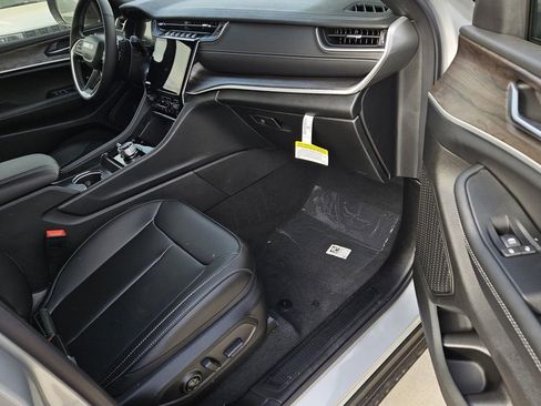 New 2025 Jeep Grand Cherokee Limited image 8