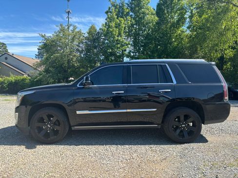 Used 2017 Cadillac Escalade Platinum AWD/4WD image 2