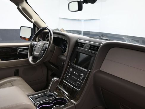Used 2017 Lincoln Navigator Select image 12