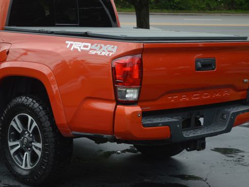 Used 2017 Toyota Tacoma TRD Sport AWD/4WD image 3