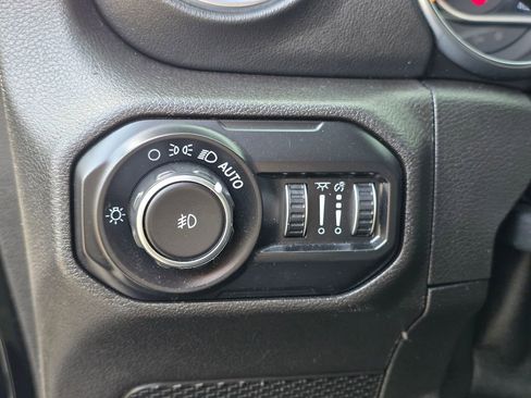 Used 2019 Jeep Wrangler Unlimited Sahara w/ Uconnect 4C Nav & Sound Group image 14