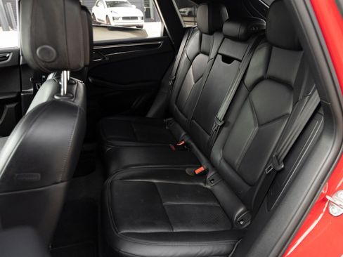 Certified 2024 Porsche Macan image 32