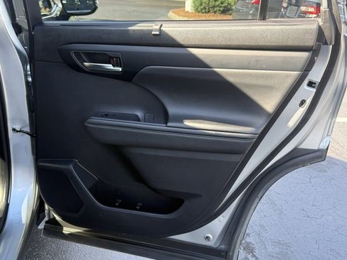 Certified 2022 Toyota Highlander XLE image 19