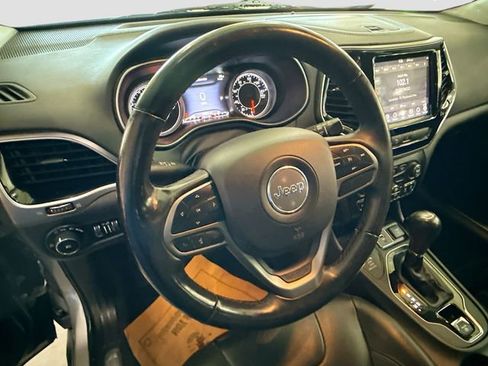 Used 2019 Jeep Cherokee Limited image 12