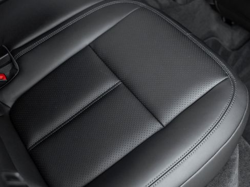 Certified 2026 Porsche Macan AWD/4WD image 40