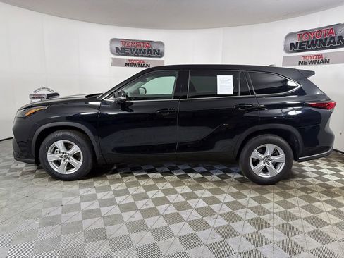 Used 2022 Toyota Highlander LE FWD image 6