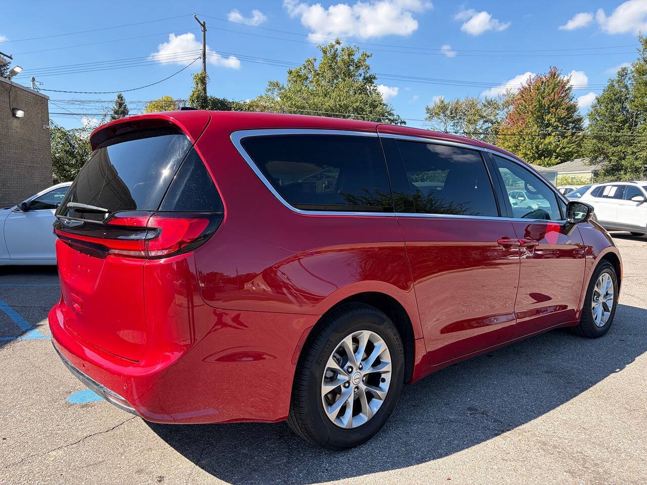 Used 2026 Chrysler Pacifica Limited FWD image 5