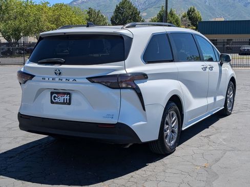 Used 2024 Toyota Sienna XLE FWD image 3