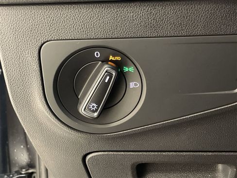 Used 2018 Volkswagen Tiguan SE image 33