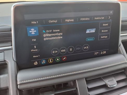 Used 2021 GMC Yukon XL SLT w/ SLT Premium Package image 17