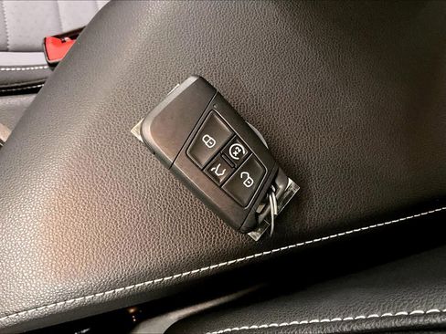 Used 2025 Volkswagen Jetta SE w/ Black Wheel Package image 13