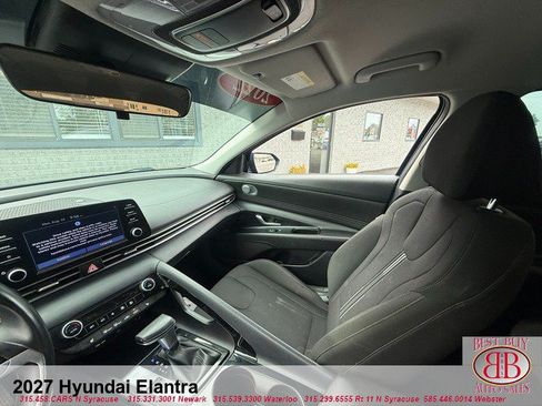 Used 2022 Hyundai Elantra SEL w/ Convenience Package FWD image 17