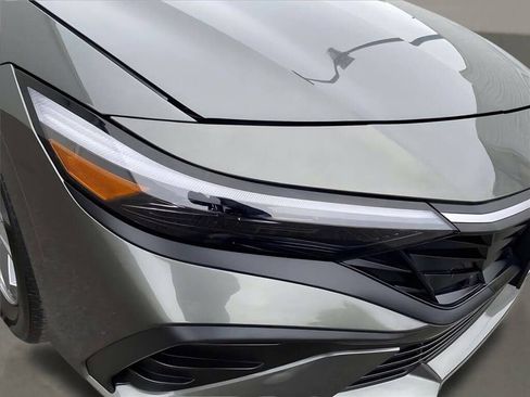 Used 2025 Hyundai Elantra SE image 9