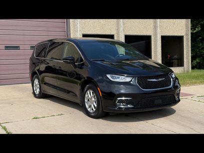 Used 2025 Chrysler Pacifica Select