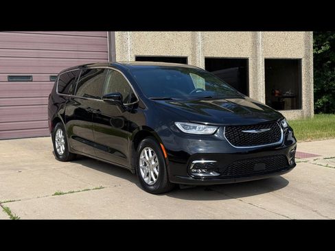 Used 2025 Chrysler Pacifica Select FWD image 1